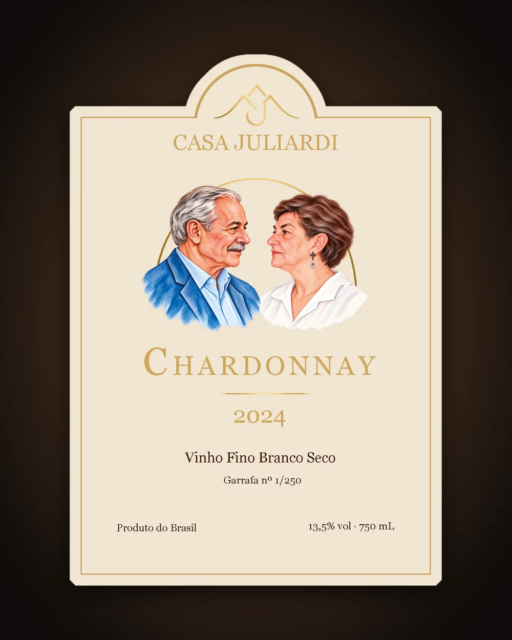 Rótulo do Chardonnay 2024, com Fioravante e Erene de perfil, frente a frente