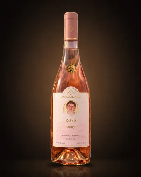Garrafa do Casa Juliardi Rosé 2025 em estúdio